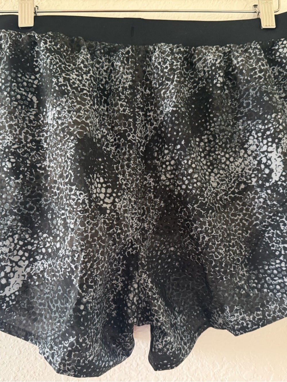 Under Armour Black Speckle Women's Running Shorts Size-Large - Picture 7 of 8